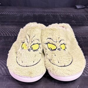 Fuzzy Grinch Slippers - Green